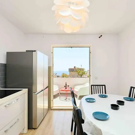 New Amazing Flat Just Above The Old 아파트